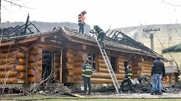 Požár zničil restauraci Na Srubu v Osvětimanech, která patří hradnímu kancléři...