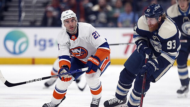 Jakub Voráček (vpravo) z Columbus Blue Jackets ujíždí v zápase s New York Islanders bránícímu  Kylu Palmierimu.