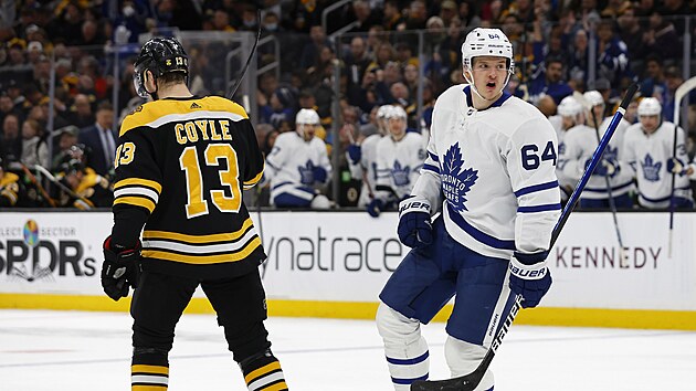 David Kmpf (64) z Toronto Maple Leafs se raduje z glu v zpase s Boston Bruins, zklaman je Charlie Coyle (13).