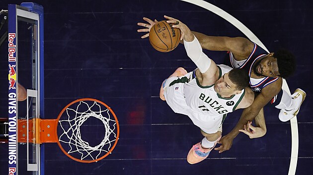 Brook Lopez (vlevo) z Milwaukee Bucks a Joel Embiid z Philadelphia 76ers bojuj o m.