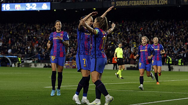 Barcelonská hvězda a kapitánka Alexia Putellasová oslavuje gól do sítě Realu Madrid.