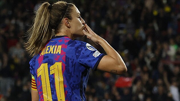 Barcelonská kapitánka Alexia Putellasová oslavuje svou trefu do sítě Realu...