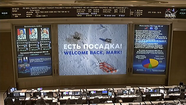 Rusk kontroln kosmick stedisko vt zpt na Zemi dva kosmonauty z Ruska a jednoho americkho astronauta, kte pistli s lod Sojuz MS-19 ve stedu 30. bezna 2022.