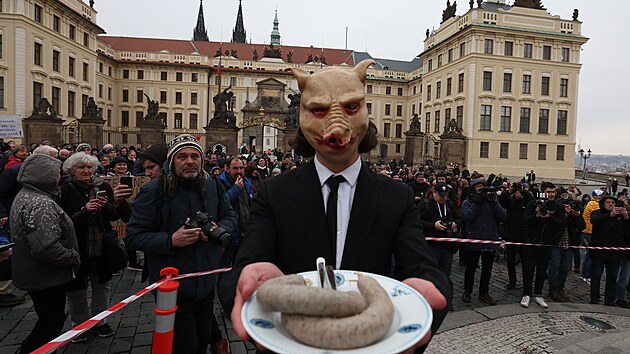 Nkolik stovek lid protestovalo ped Praskm hradem proti udlen milosti prezidentem Miloem Zemanem fovi Lesn sprvy Miloi Balkovi, kter byl odsouzen za ovlivovn veejn zakzky v Lnsk oboe. (31. bezna 2022)