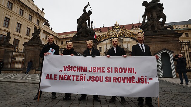 Několik stovek lidí protestovalo se spolkem Milion chvilek pro demokracii před Pražským hradem proti udělení milosti prezidentem Milošem Zemanem šéfovi Lesní správy Miloši Balákovi. (31. března 2022)
