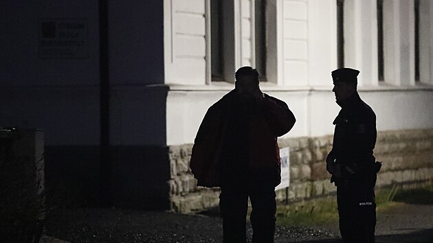 Policie zasahuje na střední škole v Neprobylicích na Kladensku, kde našli ve čtvrtek v podvečer dva zastřelené muže. (31. března 2022)