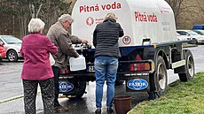 V Praze 13, kde netee kvli havárii voda, jsou na ulicích cisterny. (30....