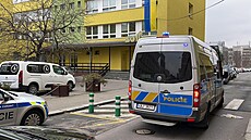 Neznámý pachatel zaútoil maetou na jednoho z uitel stední koly v Praze 4,...