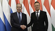 Ruský ministr zahranií Sergej Lavrov (vlevo) a jeho maarský protjek Péter...