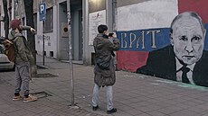Ru�tí uprchlíci si v B�lehrad� fotí nást�nnou malbu Vladimira Putina. (17....