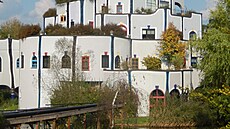 Hundertwasser do svých staveb zakomponoval zele.