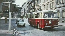 Trolejbus Škoda 8Tr11 č. 83 odbočuje u Adalbertina do Divišovy ulice v roce...