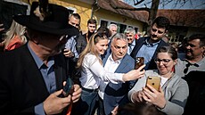 Viktor Orbán se fotí se svými voliči během volební kampaně ve městě Békéscsaba....