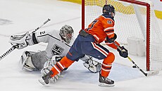 Connor McDavid pekonává Jonathana Quicka.