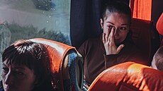 Ukrajinka bre�í poté, co se rozlou�ila s man�elem a odjí�dí evakua�ním...