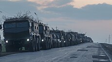 Ruský vojenský konvoj míří směrem k Donbasu. Podle analytiků používají Rusové...