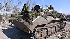 Ruské jednotky na Ukrajin podle analytik vyuívají amatérskou kamuflá. (19....
