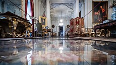 Po p�vodních kobercích v reprezenta�ním salonu opo�enského zámku vede 15 metr�...