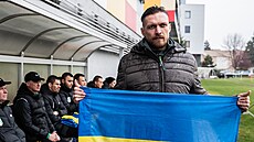 Zápas ukrajinských fotbalist podpoil boxer Oleksandr Usyk. (30. 3. 2022)