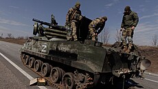 Ukrajinský voják stojí na ruském tanku u Charkova. (27. března 2022) | na serveru Lidovky.cz | aktuální zprávy