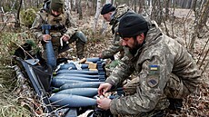 Ukrajinští vojáci připravují minometné granáty na pozici v oblasti Kyjeva. (30.... | na serveru Lidovky.cz | aktuální zprávy