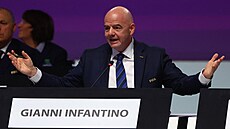 Pedseda Mezinárodní fotbalové federace (FIFA) Gianni Infantino mluví v Dauhá k...