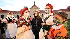 Krojovaní poutníci v replikách horáckého kroje p�i svatojánské pouti na Zelené...