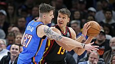 Vít Krejí z Oklahoma City Thunder brání Bogdana Bogdanovie z Atlanta Hawks.