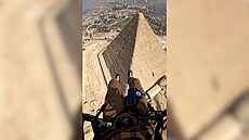 Paraglidista přeletěl nad egyptskými pyramidami