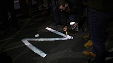 Demonstrant maluje na bělehradské ulici znak „Z“ s odkazem na ruské tanky během... | na serveru Lidovky.cz | aktuální zprávy