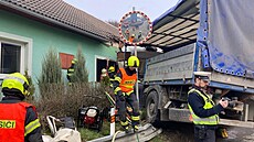 Nákladní v�z narazil do rodinného domu v B�eznici (30. b�ezen 2022)
