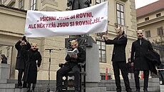 Zeman z Hradu, skandují demonstranti ped nádvoím kvli milosti pro Baláka.