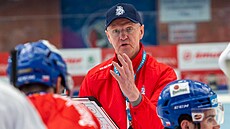Trenér eské hokejové reprezentace Kari Jalonen.vede trénink.