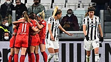 Fotbalistky Lyonu se radují z gólu v duelu s Juventusem Turín.