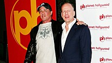 V roce 1991 zaloili Bruce Willis, Demi Moore, Arnold Schwarzenegger a...