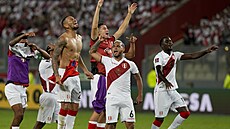 Peruánští fotbalisté slaví výhru.