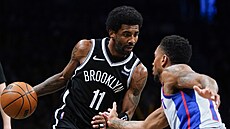 Kyrie Irving (vlevo) z Brooklyn Nets zahlíí na Rodneyho McGrudera z Detroit...