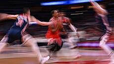 DeMar DeRozan (v erveném) z Chicago Bulls letí ke koi Washington Wizards,...