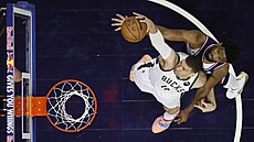 Brook Lopez (vlevo) z Milwaukee Bucks a Joel Embiid z Philadelphia 76ers bojují...