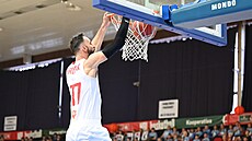 Vojt�ch Hruban z Nymburka sme�uje.