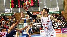 Petr Benda z Nymburka doskoil v zápase s Kolínem.