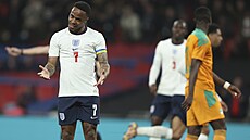 Anglický kapitán Raheem Sterling oslavuje svj gól do sít Pobeí Slonoviny v...