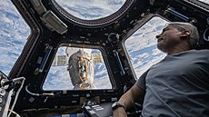 Americký astronaut a letový inenýr Expedice 66 Mark Vande Hei se dívá na Zemi...