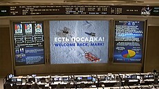 Ruské kontrolní kosmické stedisko vítá zpt na Zemi dva kosmonauty z Ruska a...