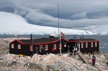 Britsk pamtkov charita UK Antarctic Heritage Trust provozuje v Port Lockroy...