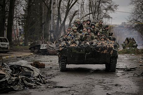 Ukrajintí vojáci po bojích s ruskými jednotkami u Kyjeva. (2. dubna 2022)