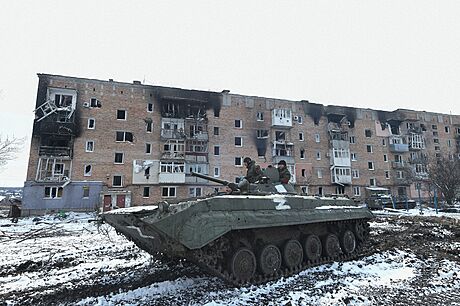 Prorutí separatisté hlídkují s tankem v Doncku. (11. bezna 2022)