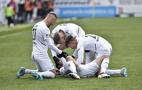 Hrái Slovácka se radují z gólu v zápase proti Olomouci.