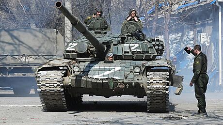 Vojáci lidových milicí samozvané Doncké lidové republiky v tanku T-72