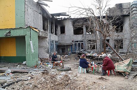 Obyvatelky obléhaného Mariupolu spolen sdílí jídlo. (1. dubna 2022)